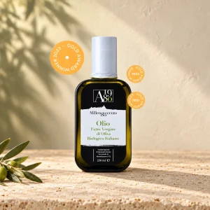 Olio extravergine di oliva biologico Olio80 in bottiglia da 250 ml, su pietra chiara con un ramo d’ulivo